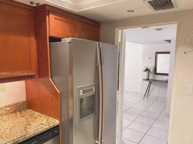 2-bedroom condo for sale in Miami Beach - 5401 Collins Ave 107 - MondialRealty