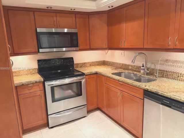 2-bedroom condo for sale in Miami Beach - 5401 Collins Ave 107 - MondialRealty