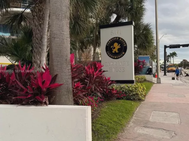 2-bedroom condo for sale in Miami Beach - 5401 Collins Ave 107 - MondialRealty