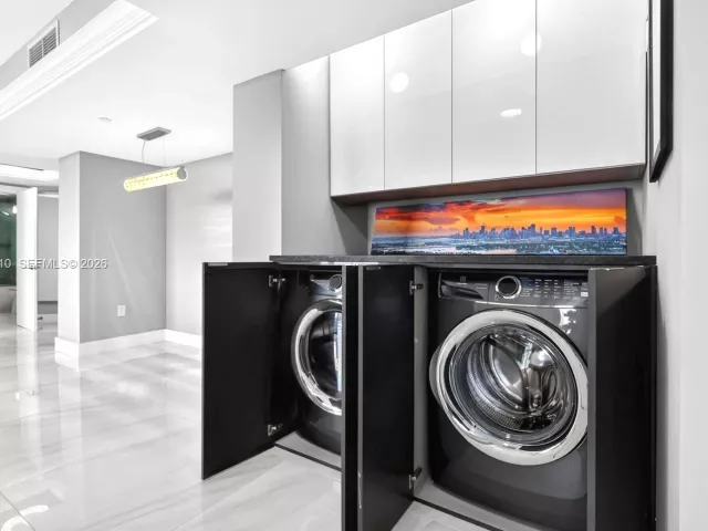 2-bedroom condo for sale in Miami Beach - 1330 West Ave 3206 - MondialRealty