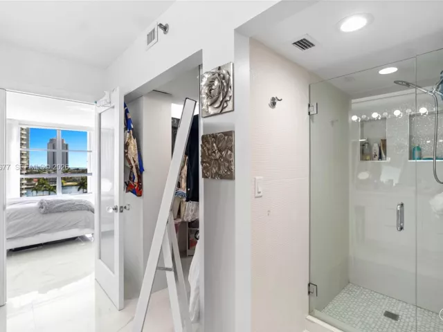 2-bedroom condo for sale in Aventura - 3600 Mystic Pointe Dr 1017 - MondialRealty