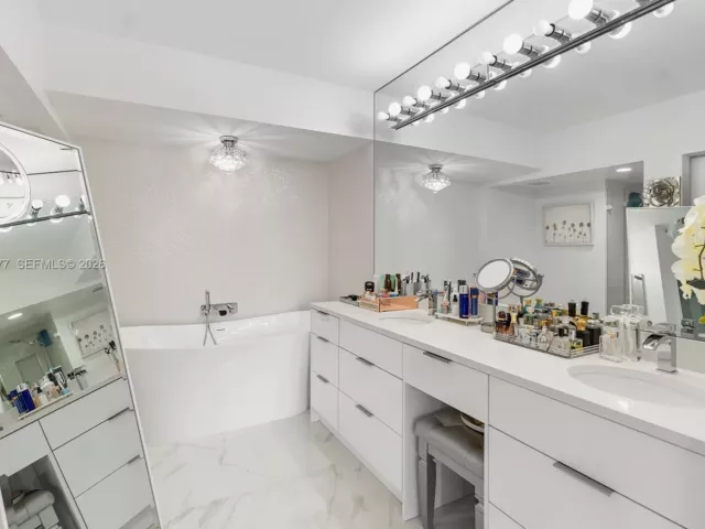 2-bedroom condo for sale in Aventura - 3600 Mystic Pointe Dr 1017 - MondialRealty