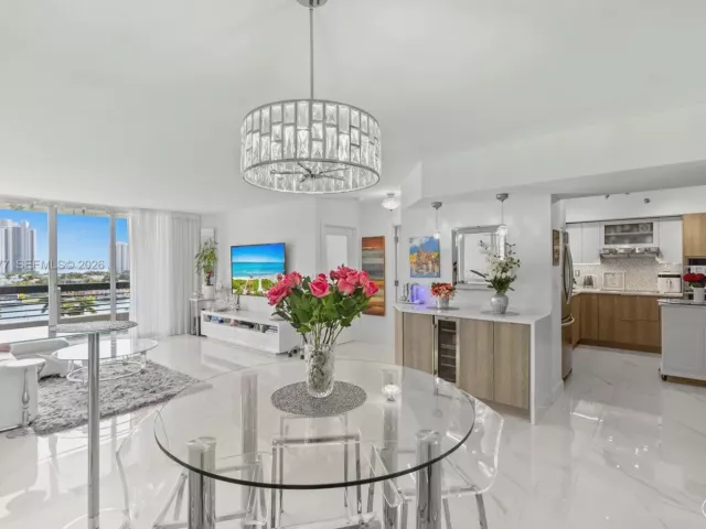 2-bedroom condo for sale in Aventura - 3600 Mystic Pointe Dr 1017 - MondialRealty