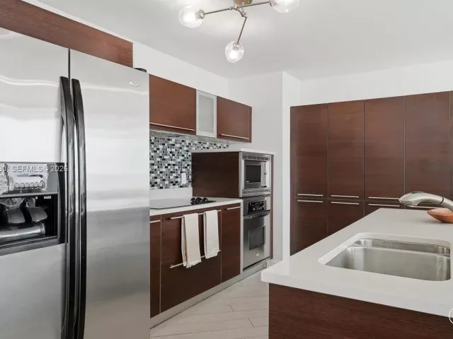 2-bedroom condo for sale in Miami - 1900 N Bayshore Dr 1518 - MondialRealty