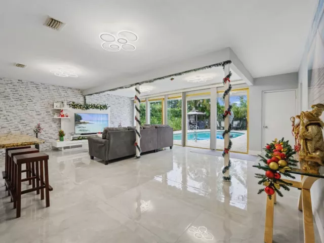 3-bedroom home for sale in Hollywood - 1336 Funston Street - MondialRealty
