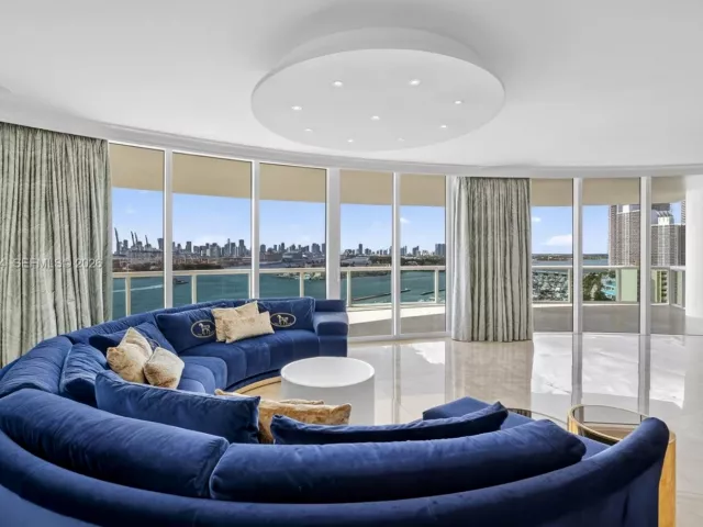 3-bedroom condo for sale in Miami Beach - 1000 S Pointe Dr 1501 - MondialRealty