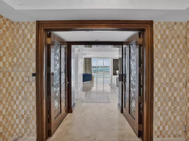3-bedroom condo for sale in Miami Beach - 1000 S Pointe Dr 1501 - MondialRealty
