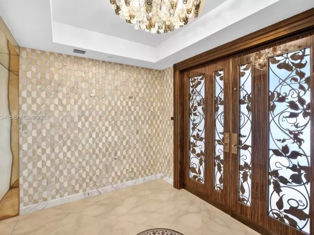 3-bedroom condo for sale in Miami Beach - 1000 S Pointe Dr 1501 - MondialRealty