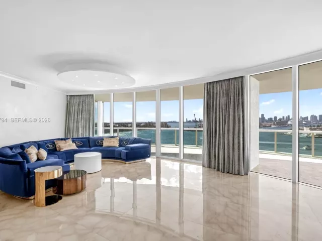 3-bedroom condo for sale in Miami Beach - 1000 S Pointe Dr 1501 - MondialRealty