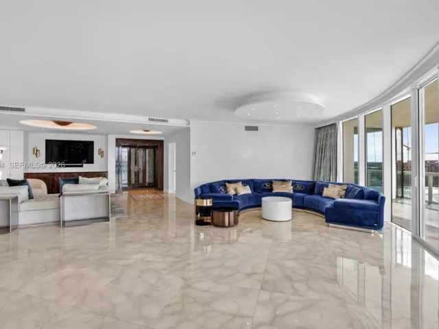3-bedroom condo for sale in Miami Beach - 1000 S Pointe Dr 1501 - MondialRealty