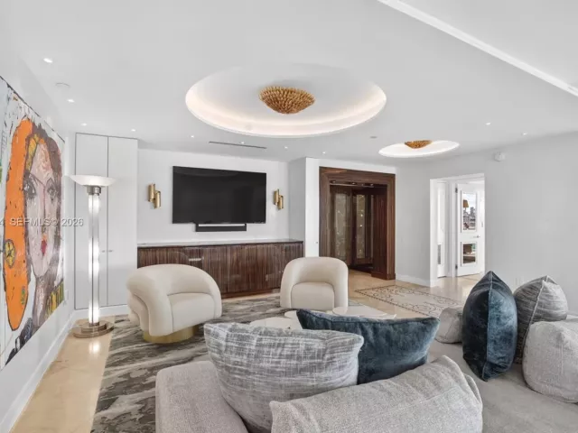 3-bedroom condo for sale in Miami Beach - 1000 S Pointe Dr 1501 - MondialRealty