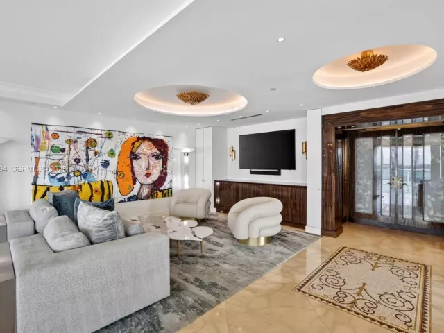 3-bedroom condo for sale in Miami Beach - 1000 S Pointe Dr 1501 - MondialRealty