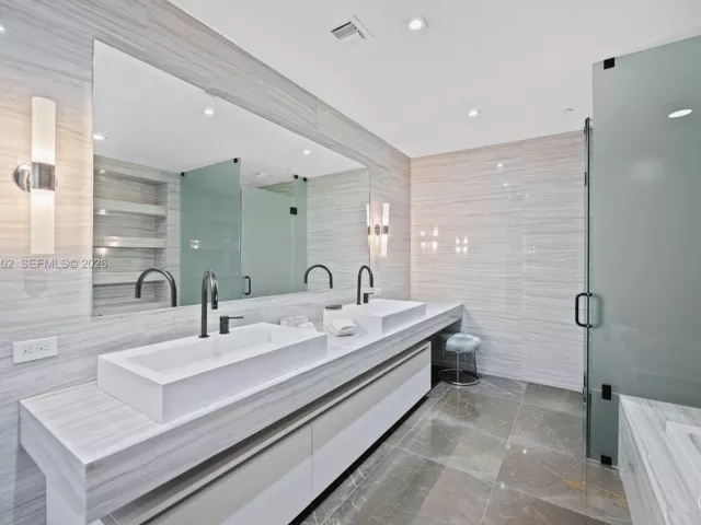 2-bedroom condo for rent in Fort Lauderdale - 2200 N Ocean Blvd N703 - MondialRealty