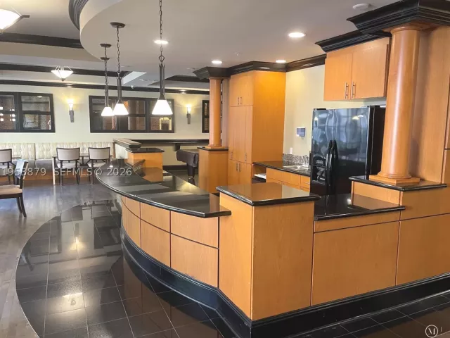 2-bedroom condo for sale in Aventura - 3001 NE 185th St 612 - MondialRealty