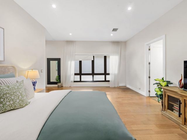 5-bedroom home for sale in Doral - 8225 Central Park Boulevard - MondialRealty