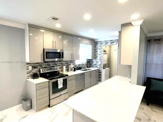 3-bedroom home for rent in Hallandale Beach -  - MondialRealty