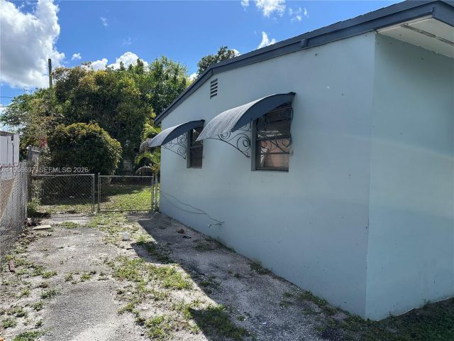 Home for rent at 1306 NW 11th Pl - photo 7462899