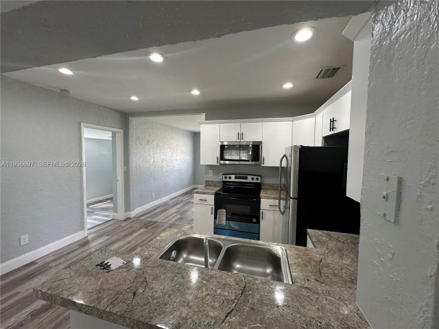 Home for rent at 1306 NW 11th Pl - photo 7462912