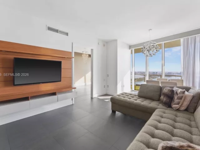 2-bedroom condo for rent in Miami - 1100 Biscayne Blvd 4502 - MondialRealty