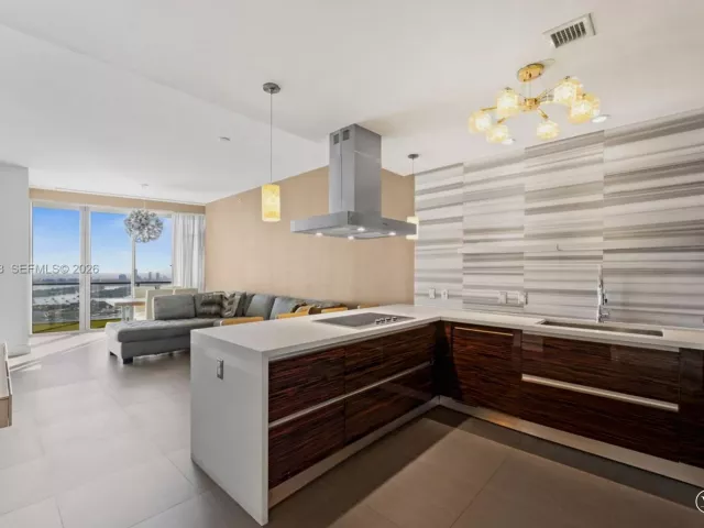 2-bedroom condo for rent in Miami - 1100 Biscayne Blvd 4502 - MondialRealty