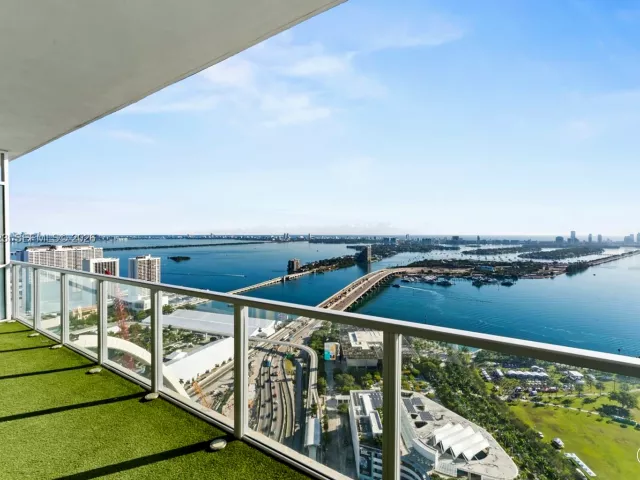 2-bedroom condo for rent in Miami - 1100 Biscayne Blvd 4502 - MondialRealty