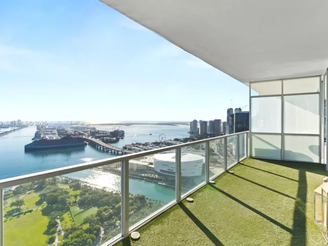 2-bedroom condo for rent in Miami - 1100 Biscayne Blvd 4502 - MondialRealty
