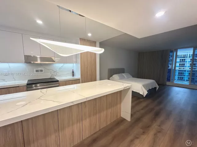 condo for rent in Miami Beach - 2301 Collins Ave 1421 - MondialRealty