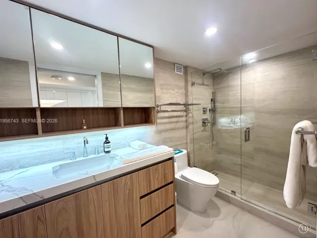 condo for rent in Miami Beach - 2301 Collins Ave 1421 - MondialRealty