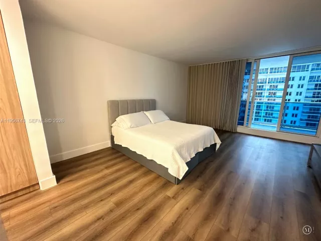 condo for rent in Miami Beach - 2301 Collins Ave 1421 - MondialRealty