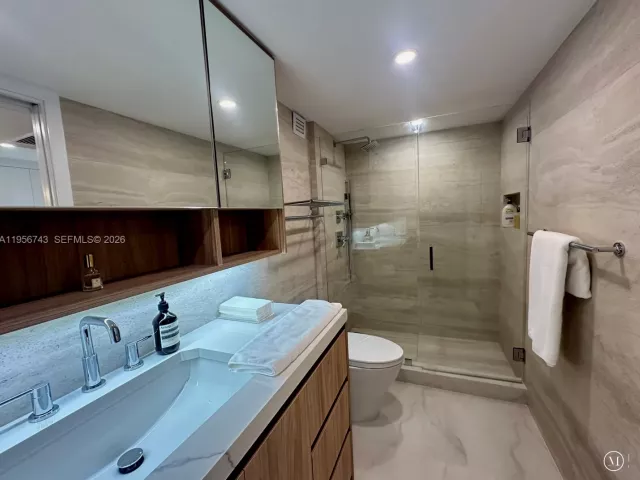 condo for rent in Miami Beach - 2301 Collins Ave 1421 - MondialRealty