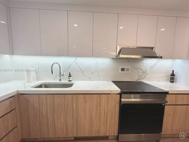 condo for rent in Miami Beach - 2301 Collins Ave 1421 - MondialRealty