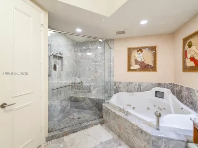 4-bedroom condo for rent in Sunny Isles Beach - 16051 Collins Ave 1104 - MondialRealty