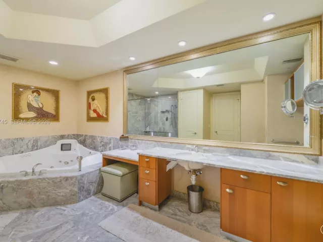 4-bedroom condo for rent in Sunny Isles Beach - 16051 Collins Ave 1104 - MondialRealty