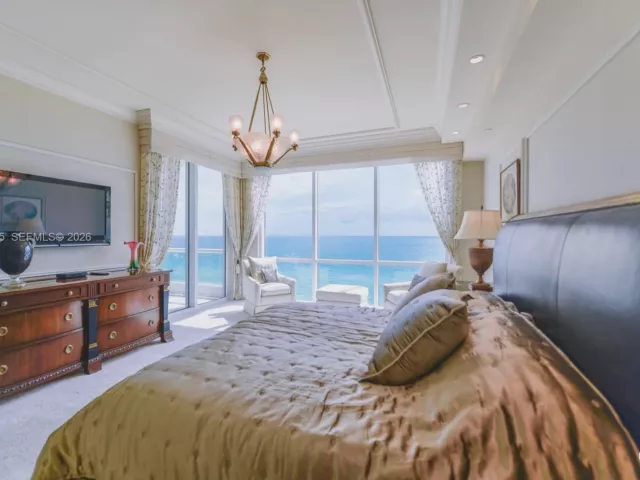 4-bedroom condo for rent in Sunny Isles Beach - 16051 Collins Ave 1104 - MondialRealty