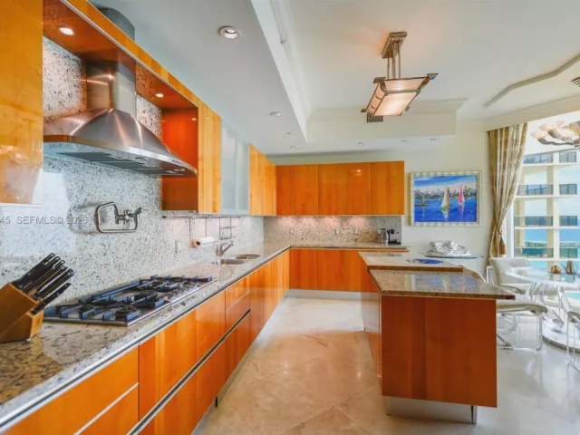 4-bedroom condo for rent in Sunny Isles Beach - 16051 Collins Ave 1104 - MondialRealty