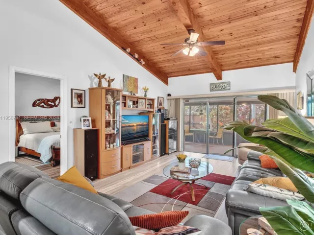 2-bedroom home for sale in Pembroke Pines - 2350 Elm Ct - MondialRealty