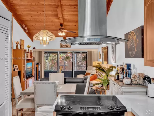 2-bedroom home for sale in Pembroke Pines - 2350 Elm Ct - MondialRealty