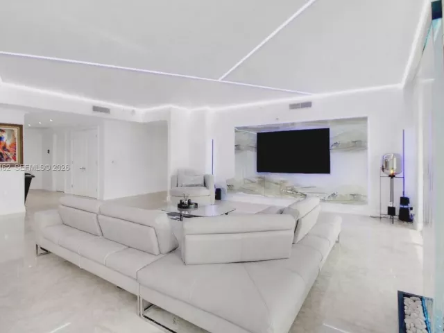 3-bedroom condo for sale in Hollywood - 3501 N Ocean Dr 4C - MondialRealty