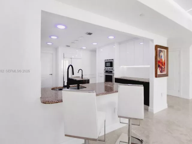 3-bedroom condo for sale in Hollywood - 3501 N Ocean Dr 4C - MondialRealty