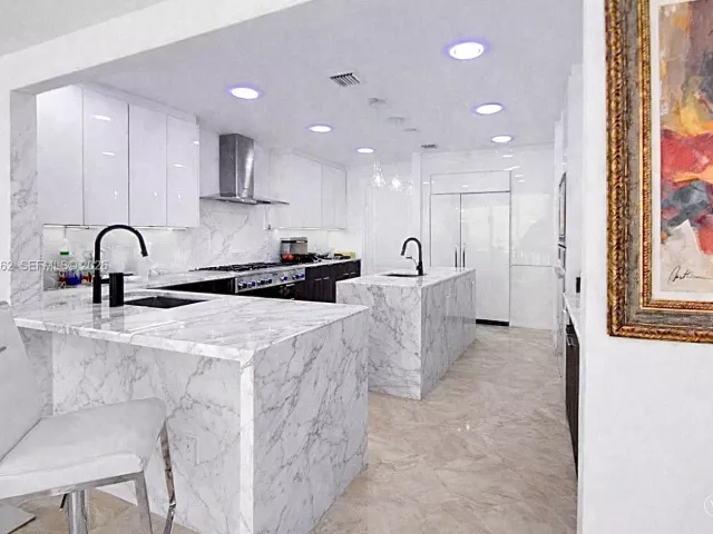 3-bedroom condo for sale in Hollywood - 3501 N Ocean Dr 4C - MondialRealty