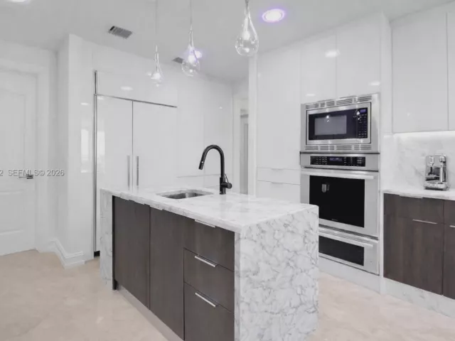 3-bedroom condo for sale in Hollywood - 3501 N Ocean Dr 4C - MondialRealty