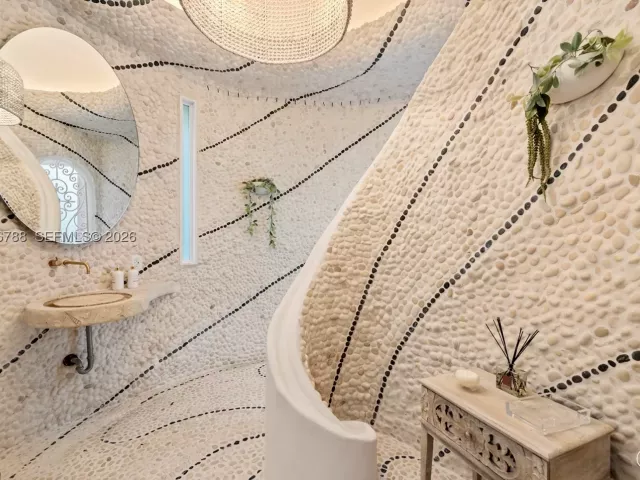 7-bedroom home for rent in Miami Beach - 24 S Hibiscus Dr - MondialRealty