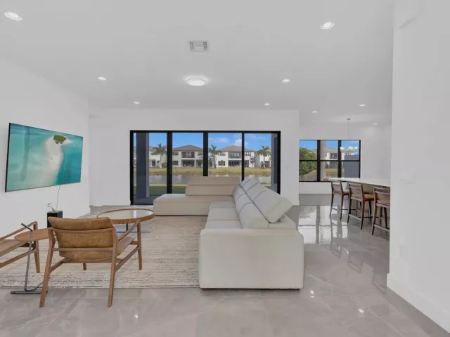 6-bedroom home for sale in Boca Raton - 8571 Shoreacres Street - MondialRealty