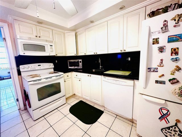2-bedroom condo for rent in Sunny Isles Beach - 230 174th St 410 - MondialRealty