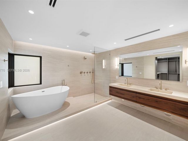 Home for rent at 222 E Rivo Alto Dr - photo 7370435