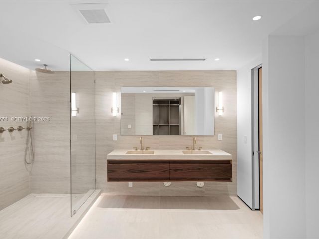 Home for rent at 222 E Rivo Alto Dr - photo 7370436