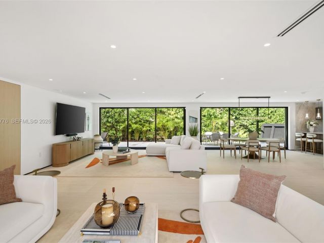 Home for rent at 222 E Rivo Alto Dr - photo 7370448