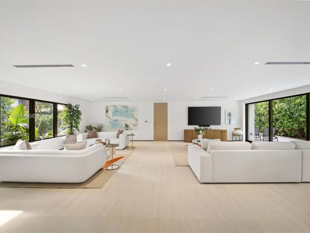 Home for rent at 222 E Rivo Alto Dr - photo 7370450