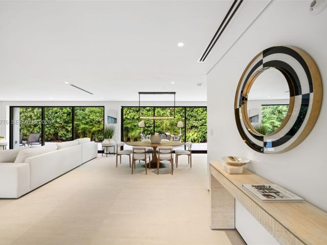 Home for rent at 222 E Rivo Alto Dr - photo 7370451