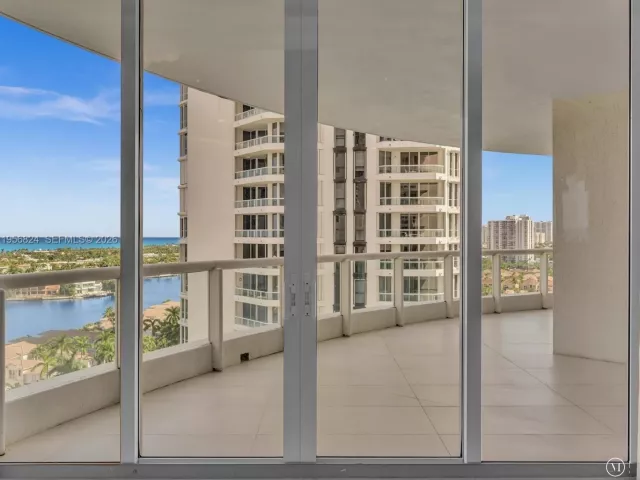 3-bedroom condo for sale in Aventura - 21200 Point Pl 1503 S.E Corner Turn Key - MondialRealty